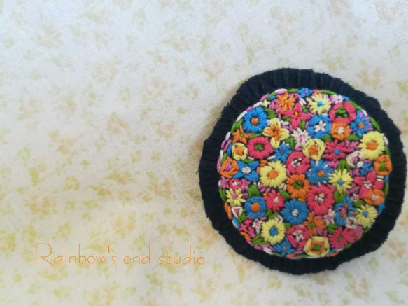 【再販】花刺繍の大きいブローチ　kon 1枚目の画像