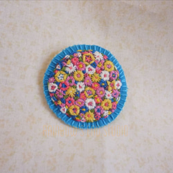 【再販】花刺繍の大きいブローチ　ao 1枚目の画像