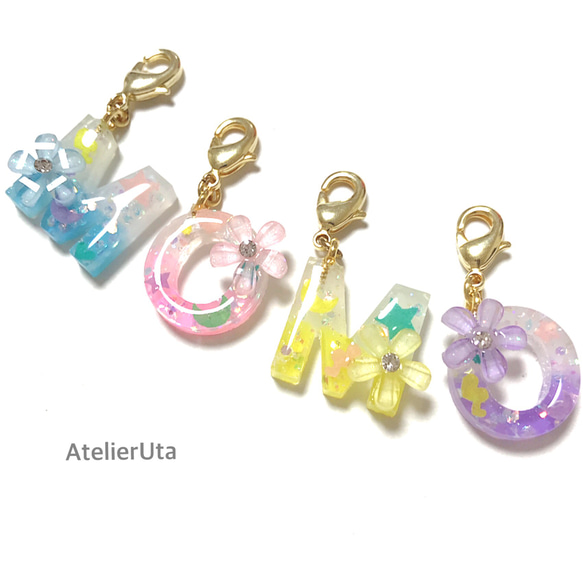 大人女性の ゆめかわ＊バイカラーイニシャルチャーム その他アクセサリー キーホルダー・アクリルキーホルダー