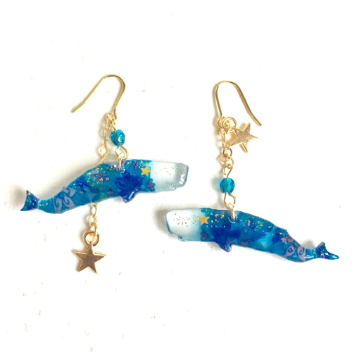 くじらの模様のピアス/イヤリング マッコウクジラ水色