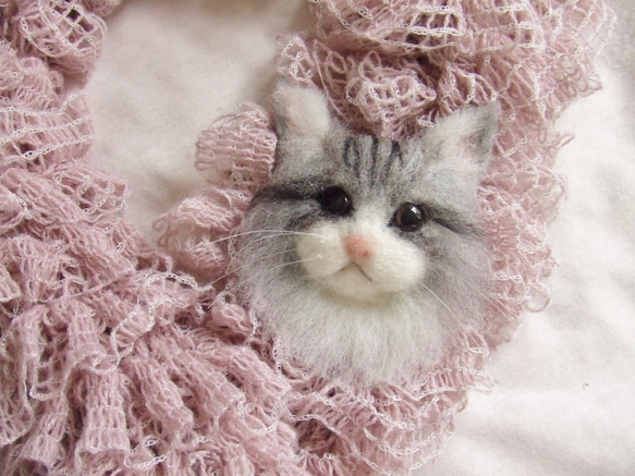 猫ちゃん　ブローチ　（グレー）　羊毛フェルト 1枚目の画像