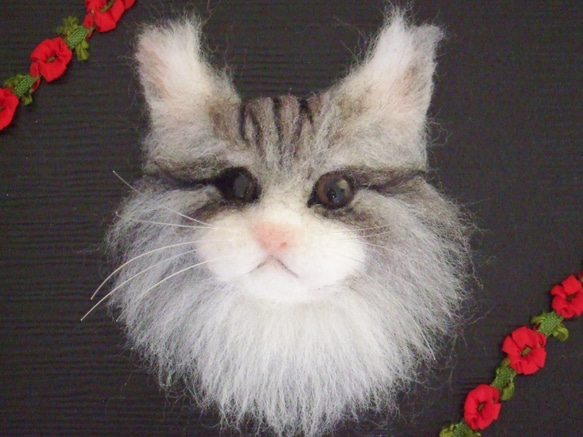 猫ちゃん　ブローチ　（グレー）　羊毛フェルト 2枚目の画像