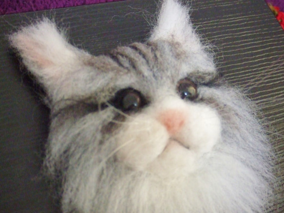 猫ちゃん　ブローチ　（グレー）　羊毛フェルト 3枚目の画像
