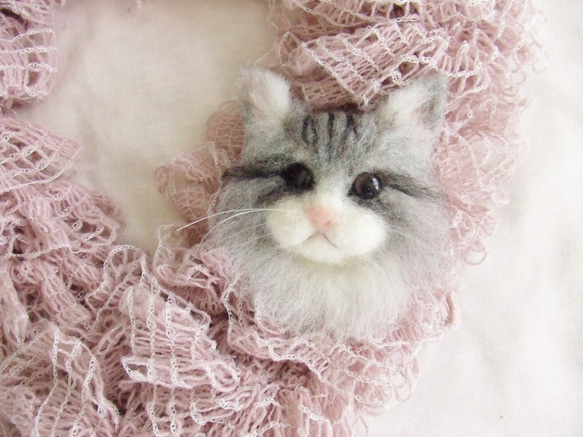 猫ちゃん　ブローチ　（グレー）　羊毛フェルト 5枚目の画像