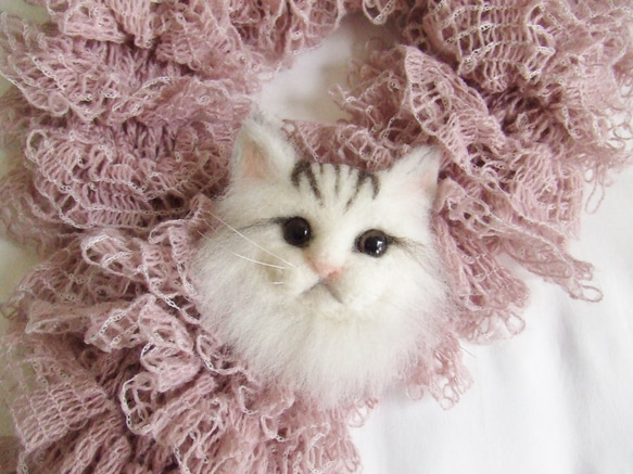 猫ちゃん　ブローチ　（ホワイト）　羊毛フェルト 1枚目の画像