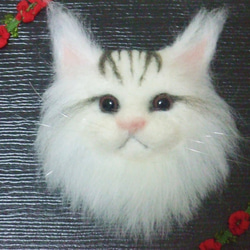 猫ちゃん　ブローチ　（ホワイト）　羊毛フェルト 2枚目の画像