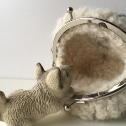 リフ編みで編んだ羊ちゃんがま口ポーチ 5枚目の画像