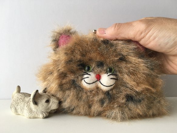 リフ編みで編んだモフモフ猫ちゃんがま口ポーチ 4枚目の画像