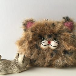 リフ編みで編んだモフモフ猫ちゃんがま口ポーチ 6枚目の画像