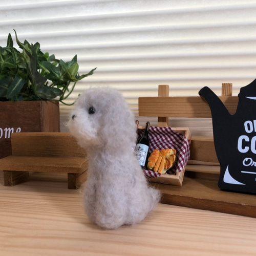 おとママの羊毛フェルト シルバートイプードル お座りポーズ 小さな