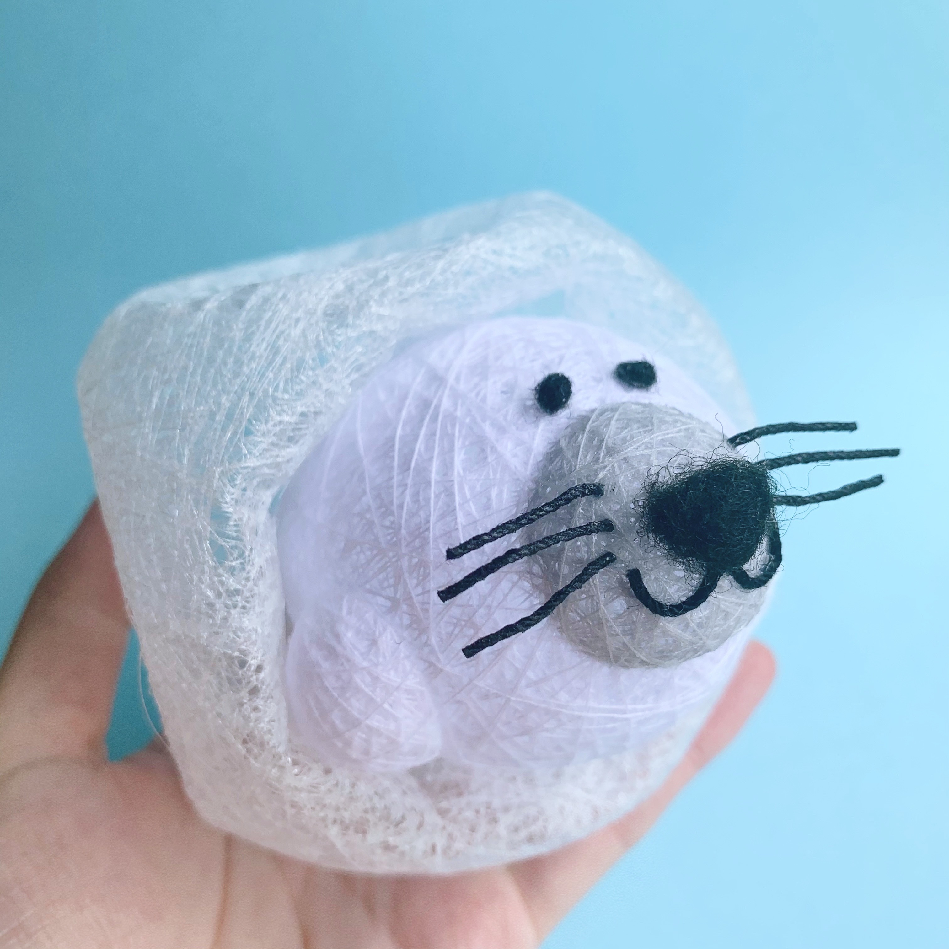 糸玉飾り　氷にハマって極楽アザラシ