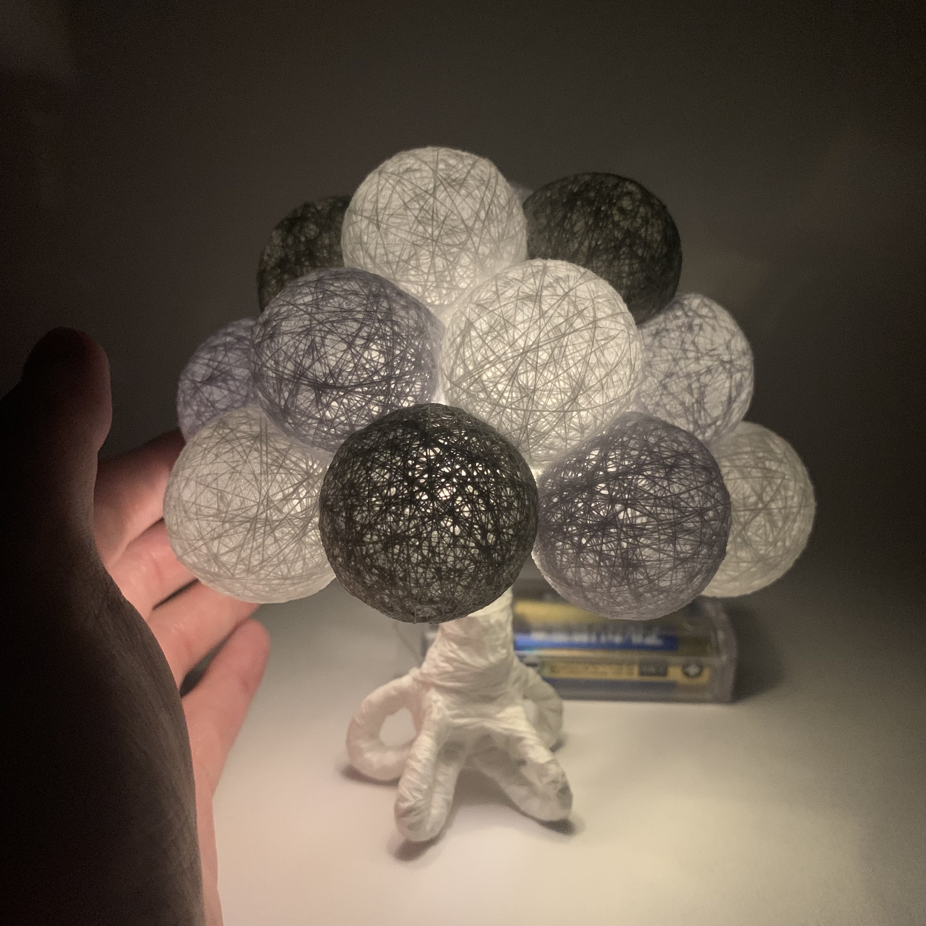 糸玉ランプ　グレーで小さな木のランプ