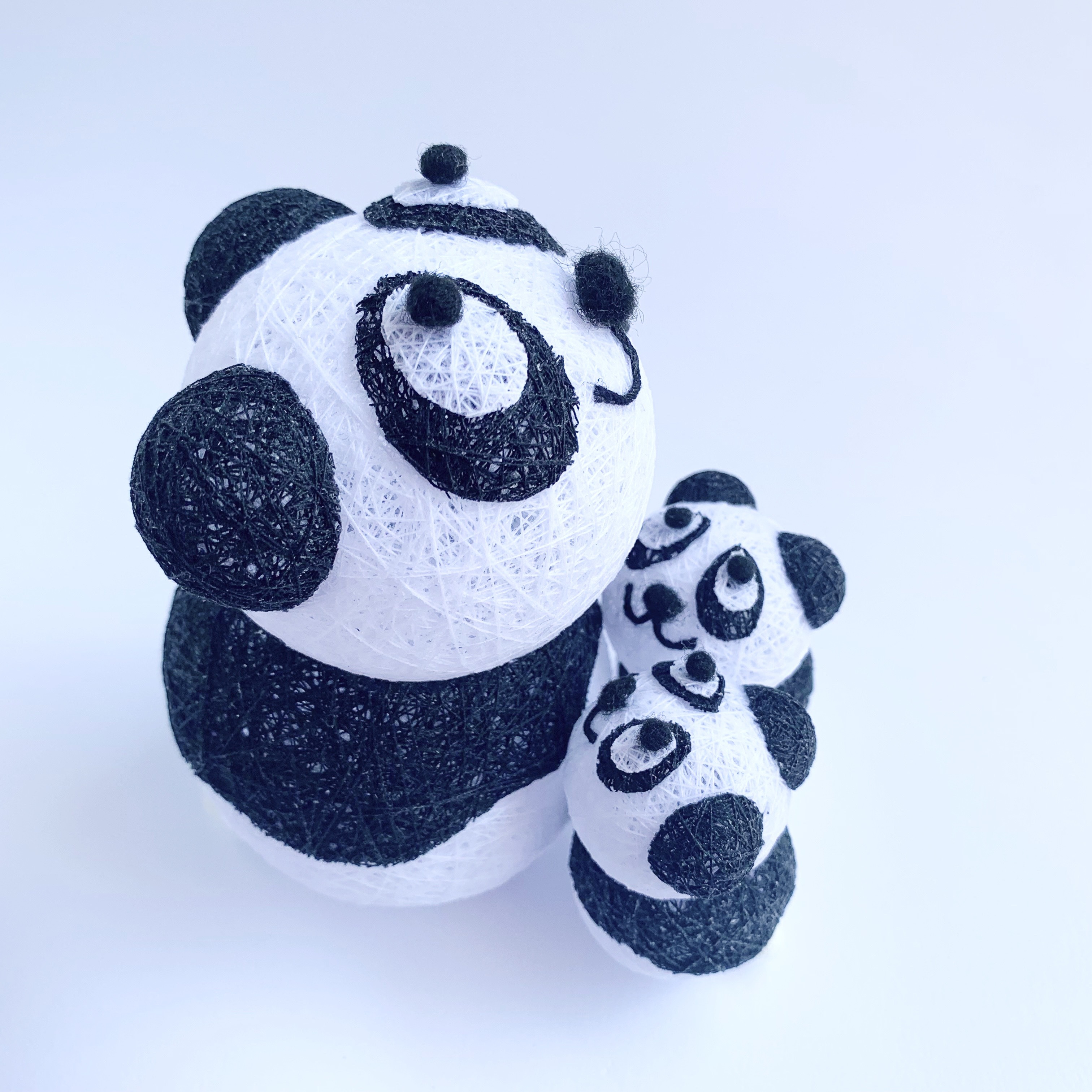 糸玉飾り　猫背で前向きな親子パンダ