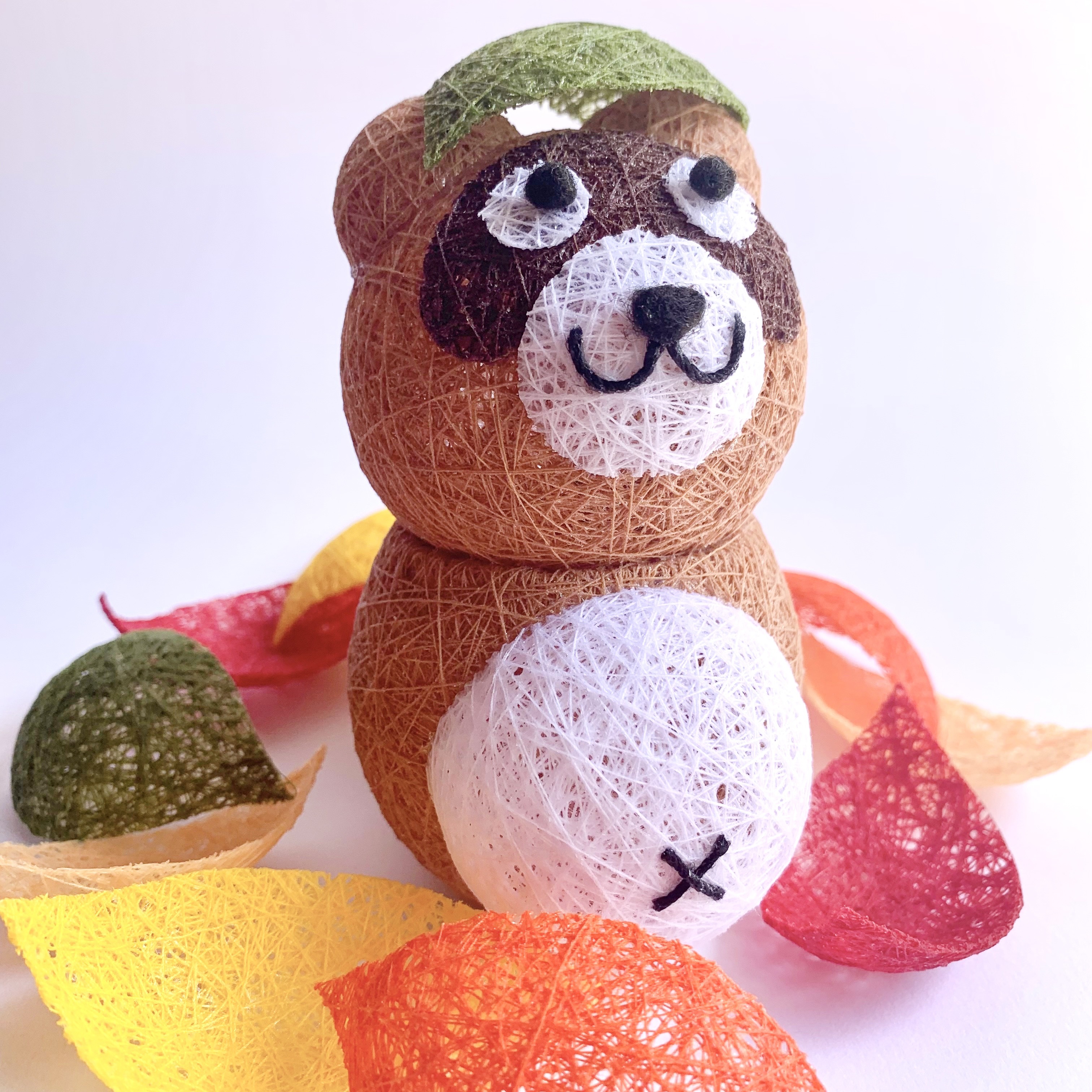 糸玉飾り　秋の紅葉たぬき