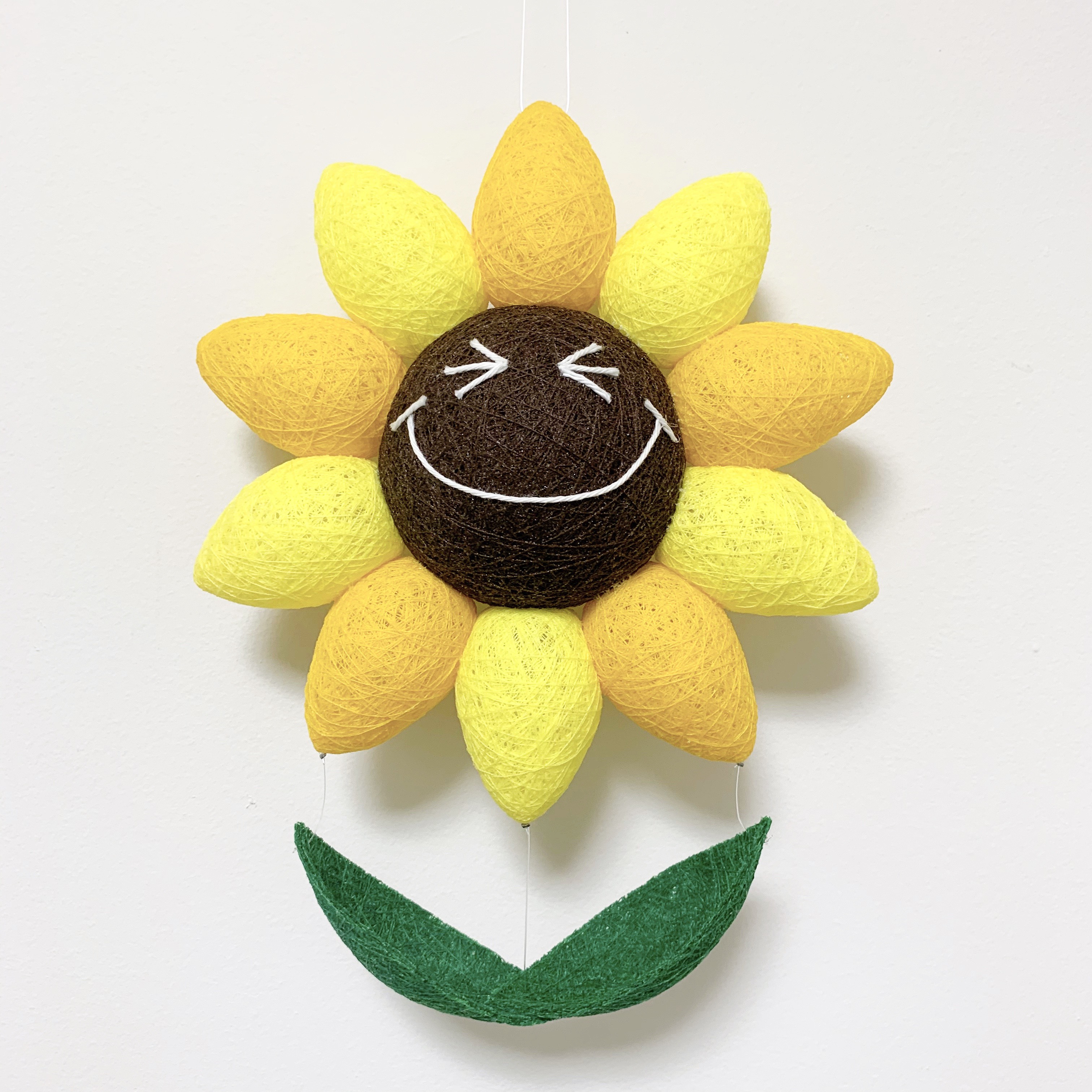 吊るす糸のお花　こんがり日焼けのひまわり