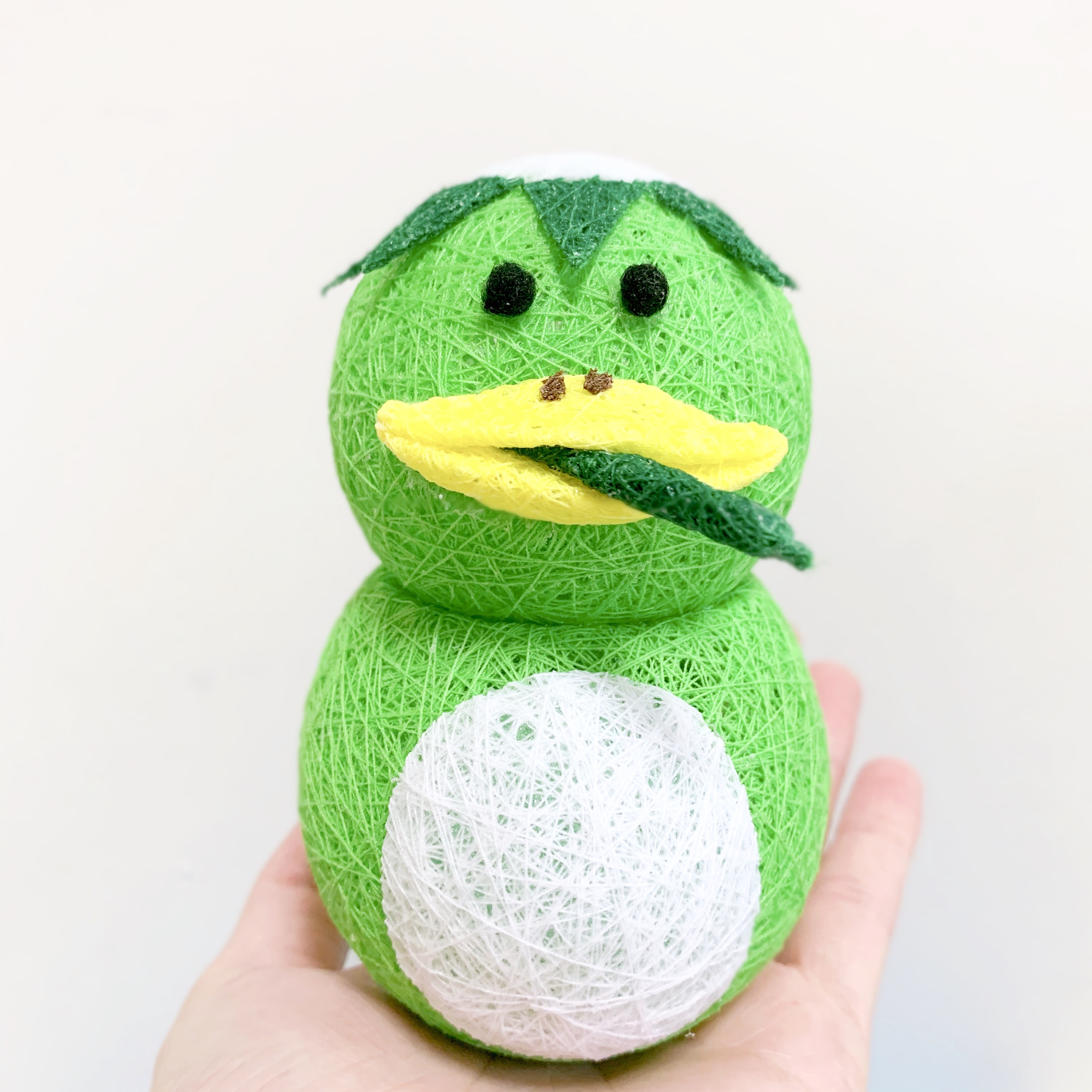 糸玉飾り　しれっともぐもぐカッパ