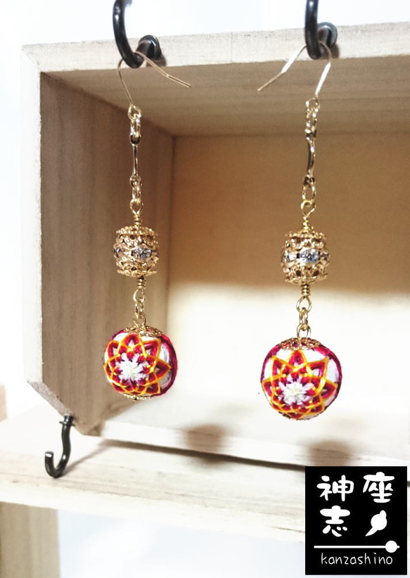 揺れて遊ぶ☆刺繍手縫い手毬のピアス（紅皇）和モダン★和装、着物、洋服にも 2枚目の画像