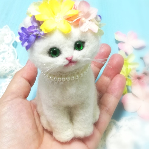 カラフル！お花いっぱいの頭飾り・ほわほわ白猫・羊毛フェルト猫