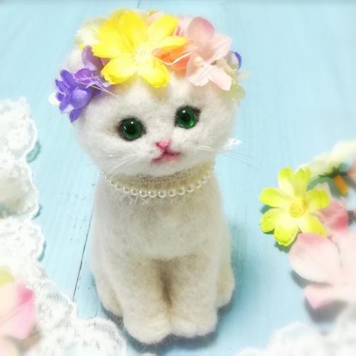 ３月末最終　手作りフェルト猫ぬいぐるみ 花ブローチ付き 約15cm カラフル！お花いっぱいの頭飾り・ほわほわ白猫・羊毛フェルト猫 猫と