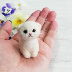 ◾受注制作・羊毛フェルトの小さな子猫(折れ耳猫白猫お座り)　スコティッシュフォールド　猫グッズ　猫雑貨 1枚目の画像