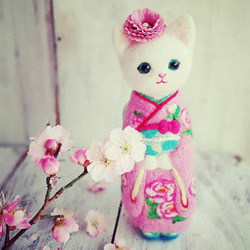 ◾振り袖の白猫18cmサイズ　ピンク(ぼたん)羊毛フェルト 10枚目の画像