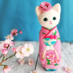 ◾振り袖の白猫18cmサイズ　ピンク(ぼたん)羊毛フェルト 2枚目の画像