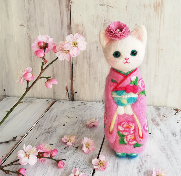 ◾振り袖の白猫18cmサイズ　ピンク(ぼたん)羊毛フェルト 3枚目の画像