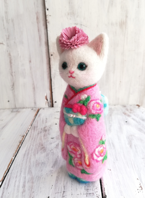 ◾振り袖の白猫18cmサイズ　ピンク(ぼたん)羊毛フェルト 4枚目の画像