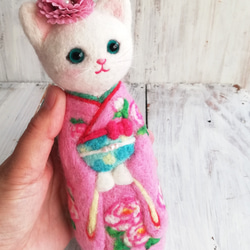 ◾振り袖の白猫18cmサイズ　ピンク(ぼたん)羊毛フェルト 5枚目の画像