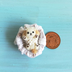ミニチュア羊毛赤ちゃんと胡桃のゆりかご(垂れ耳わんこ)ドールハウス・ドール 3枚目の画像