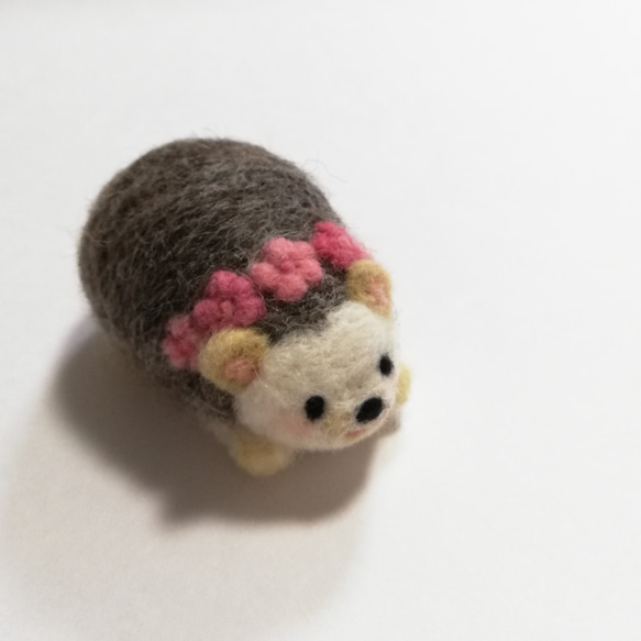 羊毛ハリネズミのピンクッション・オブジェ・針山(ピンクの小花ティアラ) 10枚目の画像