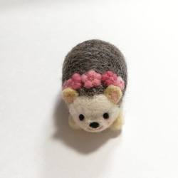 羊毛ハリネズミのピンクッション・オブジェ・針山(ピンクの小花ティアラ) 2枚目の画像