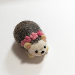 羊毛ハリネズミのピンクッション・オブジェ・針山(ピンクの小花ティアラ) 3枚目の画像