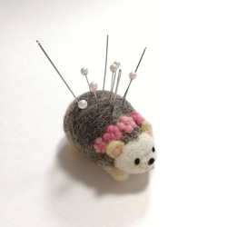 羊毛ハリネズミのピンクッション・オブジェ・針山(ピンクの小花ティアラ) 5枚目の画像