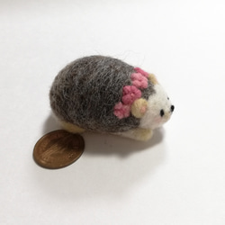羊毛ハリネズミのピンクッション・オブジェ・針山(ピンクの小花ティアラ) 6枚目の画像