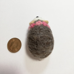 羊毛ハリネズミのピンクッション・オブジェ・針山(ピンクの小花ティアラ) 7枚目の画像