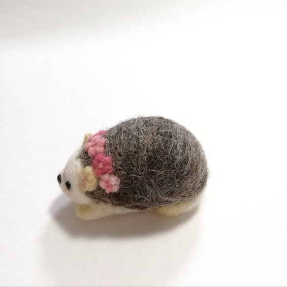 羊毛ハリネズミのピンクッション・オブジェ・針山(ピンクの小花ティアラ) 8枚目の画像