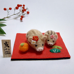 イノシシ親子の小さなお正月飾り・羊毛フェルトの干支飾り・いのしし・亥 2枚目の画像
