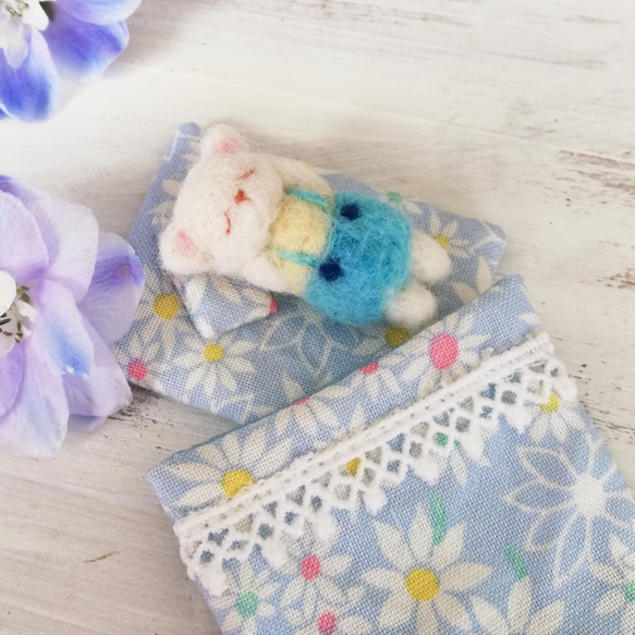 ミニチュア・羊毛白くまbabyと水色お花のお布団セット 1枚目の画像