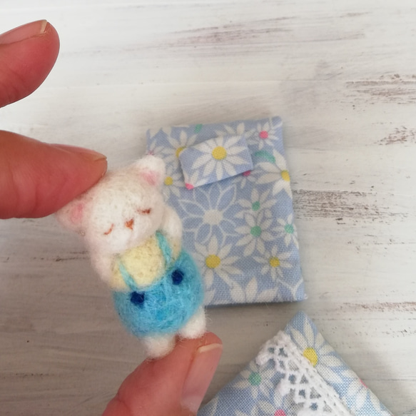 ミニチュア・羊毛白くまbabyと水色お花のお布団セット 2枚目の画像