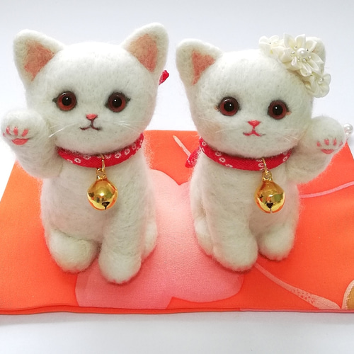 宝づくしの朱色ウィンク招き猫 (左招き) Dタイプ - 愛新覚羅ゆう