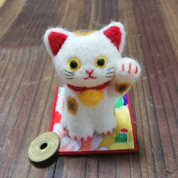 ◾受注制作・羊毛で作ったお馴染み和風の招き猫(三毛猫左手招き)・羊毛