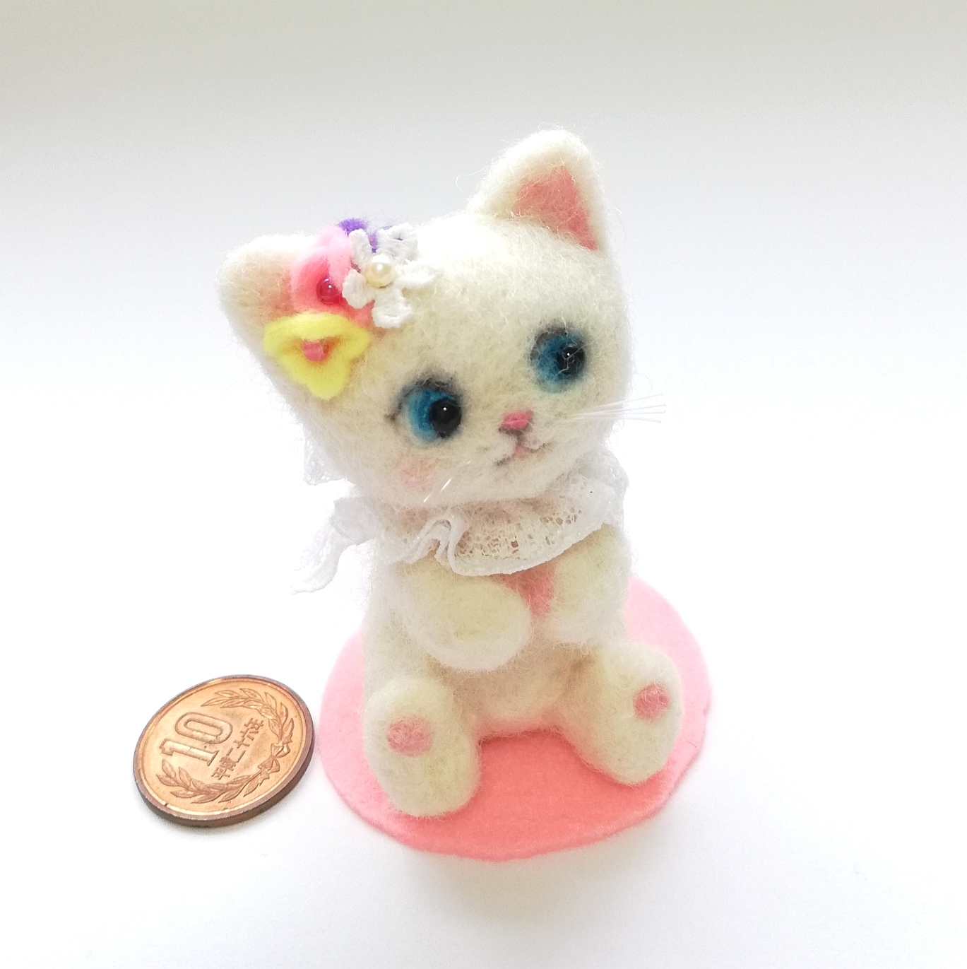 ◼️受注制作・羊毛フェルト・レトロアニマル風白猫・お花の頭飾り