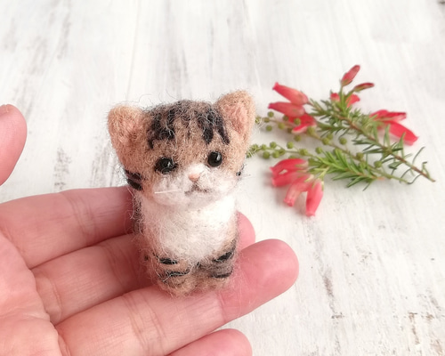 羊毛フェルトの小さな子猫(きじとら猫・ベージュに黒とら) 猫 羊毛フェルトの小さな子猫(きじとら猫・ベージュに黒とら) 猫