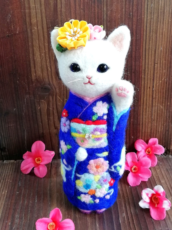 ■受注制作・羊毛フェルト・振袖の白猫・20cmサイズ(瑠璃色) 2枚目の画像