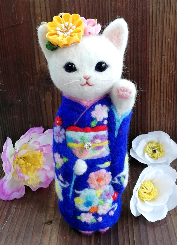 ■受注制作・羊毛フェルト・振袖の白猫・20cmサイズ(瑠璃色) 3枚目の画像