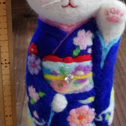 ■受注制作・羊毛フェルト・振袖の白猫・20cmサイズ(瑠璃色) 4枚目の画像
