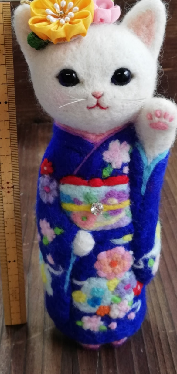 ■受注制作・羊毛フェルト・振袖の白猫・20cmサイズ(瑠璃色) 4枚目の画像