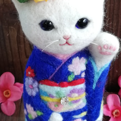 ■受注制作・羊毛フェルト・振袖の白猫・20cmサイズ(瑠璃色) 5枚目の画像