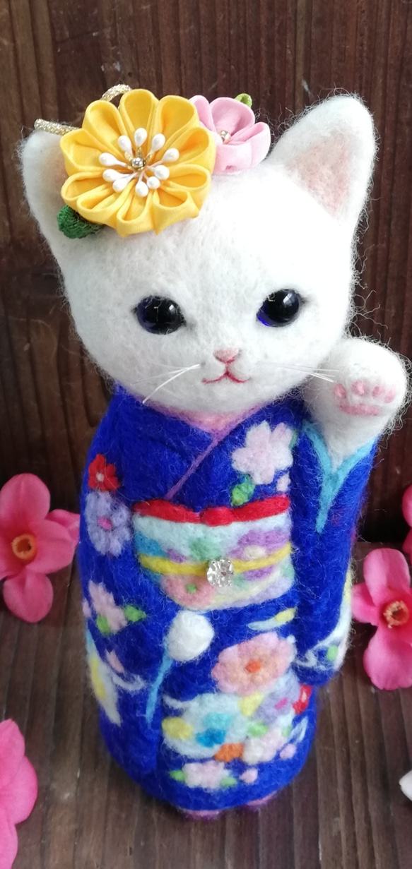 ■受注制作・羊毛フェルト・振袖の白猫・20cmサイズ(瑠璃色) 5枚目の画像